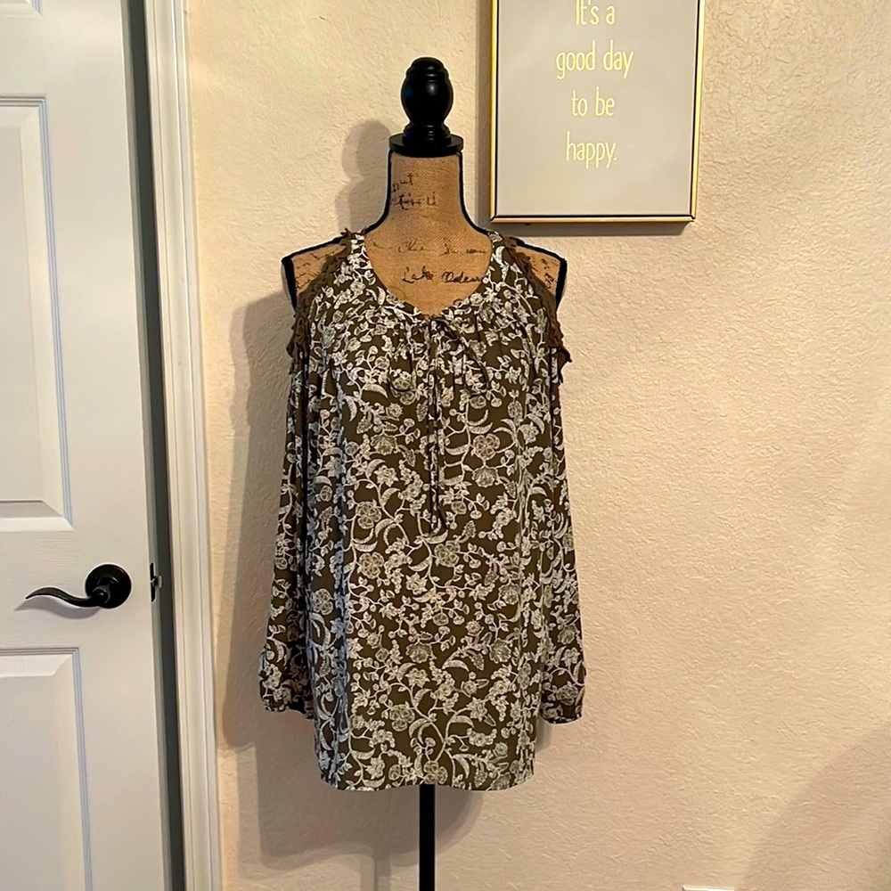 Pleione green lace trimmed cold shoulder blouse